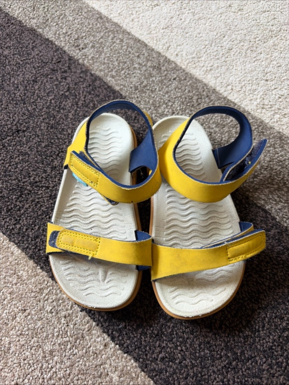 NATIVE UNISEX Sz 10 Kids Yellow sandals
